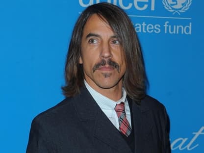 "Red Hot Chilie Peppers"-Sänger Anthony Kiedis kam, etwas ungewohnt, im Anzug