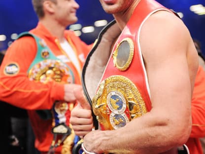 Schwergewichtsboxer Wladimir Klitschko freut sich über einen weiteren Gürtel