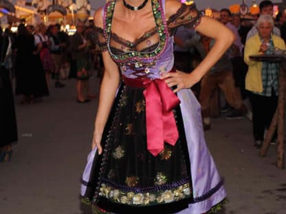 Giulia Siegel, ein Münchner Original. Das Dirndl sieht in der Dämmerung besonders gut ausgefüllt aus.