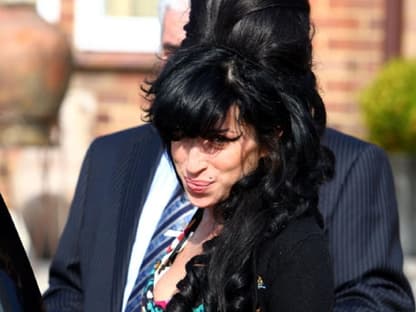 Amy Winehouse wie man sie kennt: Mit Beehive und Ponny im XXL-Format