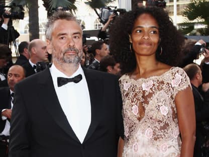 Der französische Regisseur Luc Besson mit Begleitung