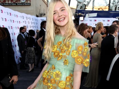 Strahlte mit ihrer Robe umd die Wette: Elle Fanning in Rodarte