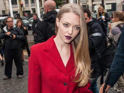 It's Fashion Time! In Paris reiht sich eine Designershow an die nächste - und auch die Promis lassen nicht lange auf sich warten. OK! hat die besten Bilder! Dramatisch: Amanda Seyfried in einem roten Zweiteiler und dunkelroten Lippen