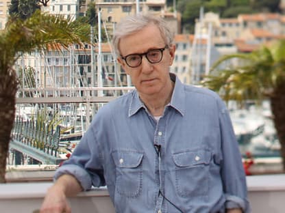 Woody Allen posiert vor dem wunderschönen Hintergrund an der CÃ´te d'Azur