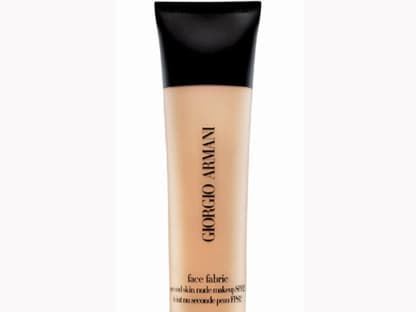 Eine gute Grundierung ist das A und O. Perfekt geeignet dafür ist die "Face Fabric Foundation Nr. 01" von Giorgio Armani, 40 ml ca. 45 Euro