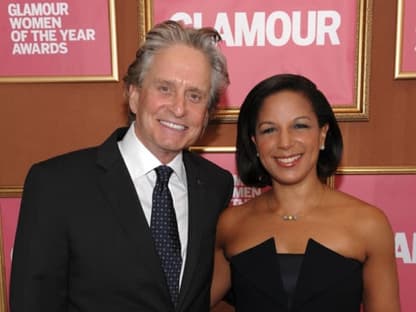 Schauspieler Michael Douglas posiert mit Preisträgerin Susan Rice