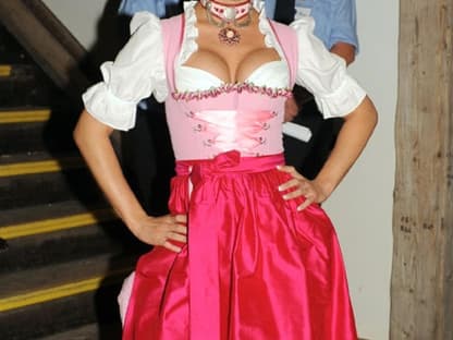 Sexy: Tänzerin Isabel Edvardsson hat sich dieses Jahr für eine knallpinkes Dirndl entschieden und zieht damit viele Blicke auf sich