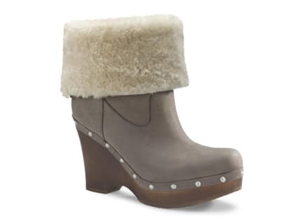 Uggs gibt es jetzt auch mit Holzsohle. Sieht stylish aus und hält die Füße warm. Und das Beste: Die Stiefel sind jetzt im Sale, also unbedingt zuschlagen. Über <a title="http://www.timandstella.com/UGG-Lynnea-schwarz::550.html" href="http://www.timandstella.com/UGG-Lynnea-schwarz::550.html" target="_blank">timandstella.com</a>, ca. 220 Euro