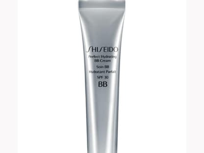 Wie der Name schon verrät, wird die Haut von dieser BB Cream sehr gut durchfeuchtet und zieht schnell ein. "Perfect Hydrating BB Cream SPF 30" von Shiseido, 30 ml ca. 34 Euro. In den Nuancen "Medium" und "Dark" erhältlich.