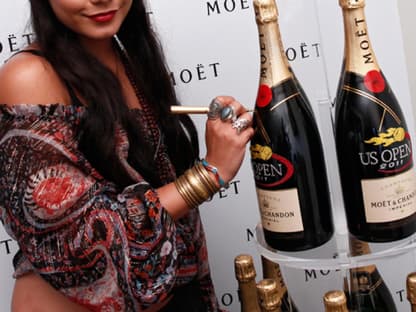 Vanessa Hudgens signiert Champagner-Flaschen