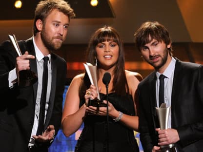 Dave Haywood, Hillary Scott, Charles Kelley, bekannt als "Lady Antebellum" räumten drei Mal ab. Zwei Preise bekamen sie für das Album "Need You Now" und einen als "beste Band"