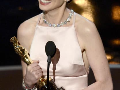 Anne Hathaway gewinnt ihren ersten Oscar als "Beste Nebendarstellerin" in "Les Misérables"