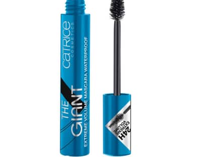 Für das perfekte Augen-Make-up tuscht sie ihre Wimpern. Hierfür geeignet ist der "The Giant - Extreme Volume Mascara Waterproof" von Catrice, ca. 5 Euro, limitiert