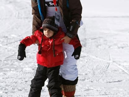 Der kleine Kingston soll auch Skifahren lernen