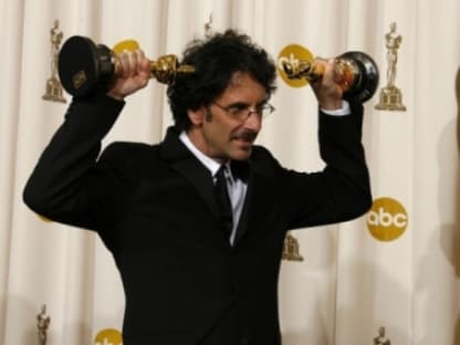 Regisseur Joel Coen mit seinen Oscars für "No Country for Old Men"