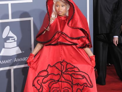 Nicki Minaj ist bekannt für ihren extravaganten Style, doch bei den Grammy Awards im Februar sorgte sie mit ihrem roten Nonnen-Kostüm für negative Blicke