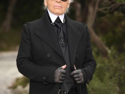 Karl Lagerfeld sorgte mit seiner Show für Erstaunen. Denn er brachte eine klare, politische Botschaft mit ...