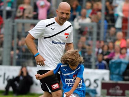 Damian zeigt den Zuschauern sein Fußball-Talent