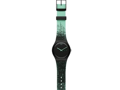 19. Oktober 2012: Die funky Uhr zeigt uns nicht nur die Zeit an, sie ziert auch stylisch unser Handgelenk. Uhr im Graffiti-Design über swatch.com, ca. 60 Euro