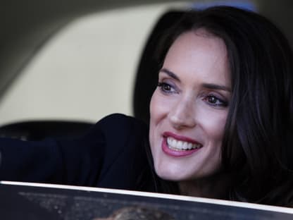 Winona Ryder freut sich über die wartenden Fans