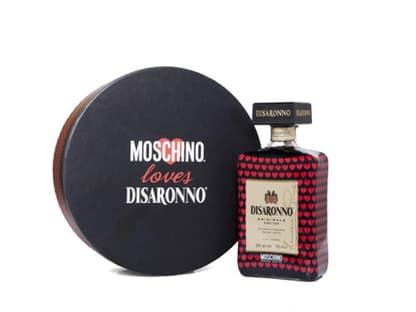 Pünktlich zu den Festlichkeiten hat Disaronno eine Special Edition herausgebracht. Erhältlich über <a title="http://www.sotostore.com/store/moschino-loves-disaronno-special-edition-bottle" href="http://www.sotostore.com/store/moschino-loves-disaronno-special-edition-bottle" target="_blank">sotostore.com</a>, ca. 40 Euro