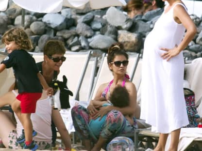 Penélope Cruz mit ungewohnter Kurzhaarfrisur und Kugelbauch am Strand