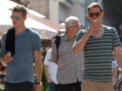 Pilotenbrille, Shorts und T-Shirts: Fast unerkannt schlendern Lars Bender und Benedikt Höwedes durch Sopot