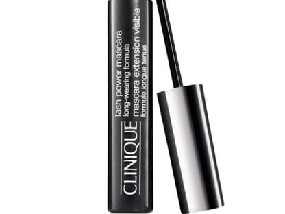 "Lash Power Mascara" von Clinique ist absolut wischfest und bleibt Ihren Wimpern treu, bis Sie die Mascara mit warmen Wasser abnehmen. Für seidig, lange Wimpern mit Schwung, ca. 20 Euro