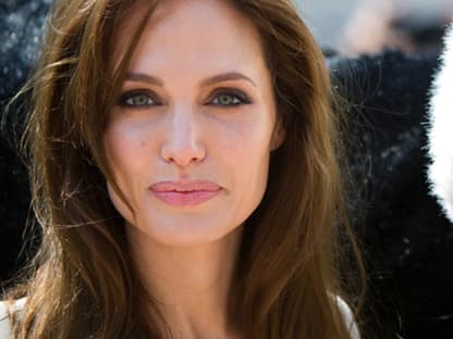 Angelina Jolie ist da! Auf ihren Auftritt haben wir lange gewartet - bereits an Tag 2 zeigte sich die schöne Hollywood-Diva auf dem Roten Teppich - leider ohne Lebenspartner Brad Pitt