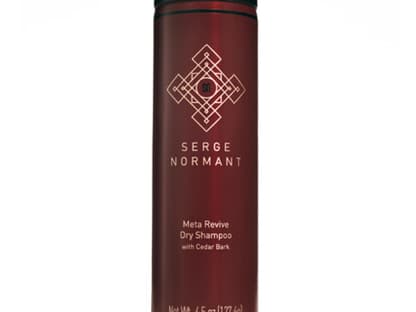 Julia Roberts schwört darauf und wir können auch nicht  mehr ohne: Das Trockenshampoo von Star-Stylist Serge Normant sorgt  nicht nur für frisch duftendes Haar, sondern auch für extra Fülle und  Griffigkeit: âMeta Revive Dry Shampoo"; 57 g, ab 18 Euro, über  www.niche-beauty.com