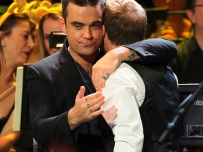 Endlich! Sie haben sich versöhnt. Robbie Williams und Gary Barlow umarmen sich vor 4.500 Fans in der Royal Albert Hall in London