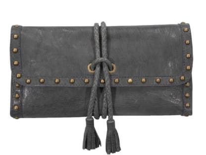 Zum Ausgehen: Pochette mit Nieten und Kordelverschluss von Massimo Dutti, ca. 90 Euro