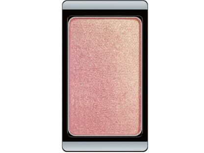 Ihre braunen Augen kommen schön zum Vorschein, da die Schauspielerin sie mit einem leichten Rotton geschminkt hat. "Eyeshadow Nr. 297" von Artdeco, ca. 5 Euro