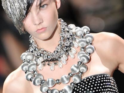 Opulenter Schmuck in Metallic-Optik und schwarze Kleidung gab es bei Armani zu sehen