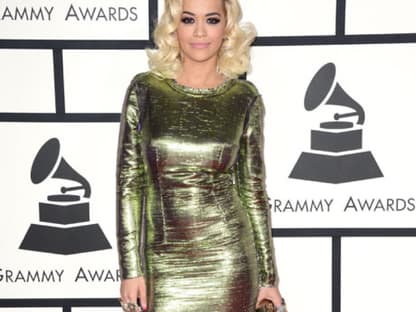 Sexy Rita im Metallic-Kleid