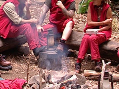 Endlich im Camp angekommen. Nach einigen Aufräumarbeiten machen es sich die Bewohner am Feuer gemütlich