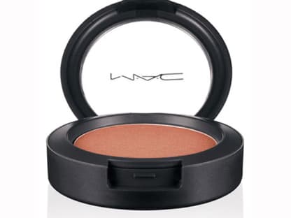 Um etwas Farbe ins Gesicht zu zaubern, greift man zu einem Rouge, das die Wangen sonnengeküsst aussehen lässt. "Office Hours Pro Long Wear Blush Eternal Sun" von MAC, limitiert, ca. 25 Euro. Kaufen Sie MAC- Wangen-Rouge gleich hier im <a href="http://shop.ok-magazin.de/mac-wangen-rouge-6-0-g,BztODyV2xAXLJFae,i" target="_blank">OK!-Shop</a>!