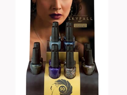 Mit der "Skyfall 007" Kollektion liefert OPI den passenden Nagellack für den perfekten Bond-Girl-Look. Bérénice Marlohe trägt im Film die Nuancen "Golden Eye" (Gold) und "Skyfall" (Kastanienbraun). Ca. 16 Euro. Dazu sind ihre Nägel lang und spitz. Wer das nachmachen möchte, klebt sich einfach lange Kunstnägel auf (z. B. von Fingr's) und feilt sie spitz zu. Wer sich das nicht zutraut, geht einfach zum Naildesigner seines Vertauens und lässt sich die Bond-Girl-Nägel vom Profi machen.