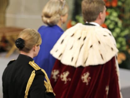 Willem-Alexander trägt wie schon angekündigt einen traditionellen, mit Hermelin verzierten Mantel. Tierschützer hatten dies vorab heftig kritisiert 