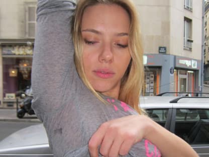 Scarlett Johansson präsentiert ihr neues Tattoo