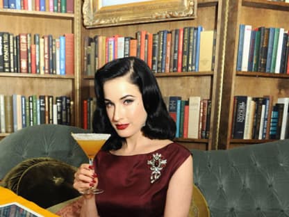 Die Pin-up-Ikone Dita von Teese lässt mit dem Launch ihrer neuen Make-up-Kollektion die goldenen Hollywood-Zeiten wieder aufleben. Ab Ende November 2012 ist die limitierte "Dita von Teese Golden Vintage" Kollektion von Artdeco im Handel erhältlich.