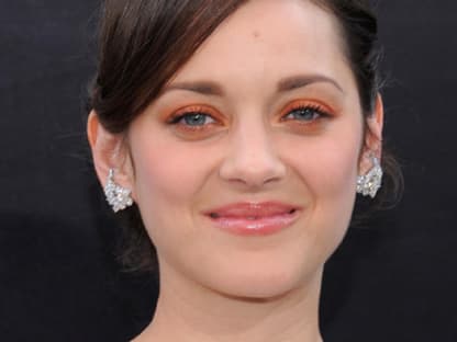 Dazu komibinierte Marion Cotillard, die die "Miranda Tate" spielt, ein dezentes Make-Up