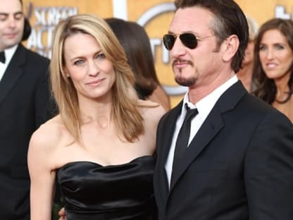 Nach einer kurzen Trennung sind sie wieder glücklich: Sean Penn und seine Frau Robin Wright. Er wurde für seine Hauptrolle in "Milk" mit dem SAG Award als bester Hauptdarsteller ausgezeichnet.