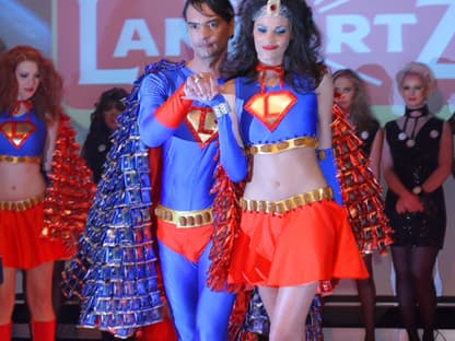 Superman schritt mit Superwoman über den Catwalk - oder besser gesagt: Marcus Schenkenbert mit Alisar Ailabouni