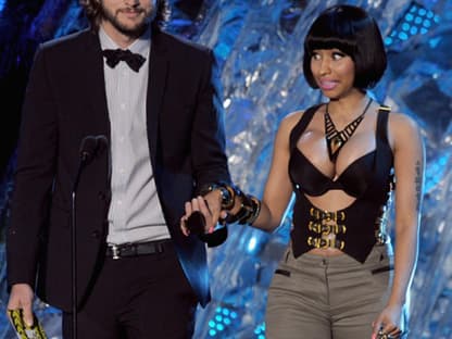 Vom Teppich auf die Bühne: Nicki Minaj begleitete Ashton Kutcher