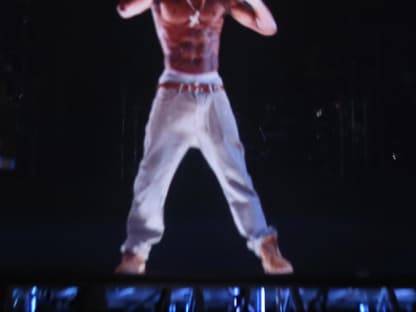 Zum Leben erweckt? Der verstorbene Hip Hop-Star Tupac Shakur auf der Bühne. Ein Hologramm des Sängers sorgte für viel Gejubel ...