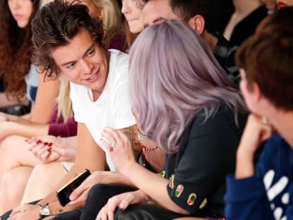 One-Direction-Schwarm Harry´ Styles sorgte mit seinem Besuch für viele Blicke. Besonders Kelly Osbourne schien sehr interessiert an dem Beau zu sein