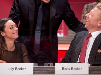 Moderator Jörg Pilawa unterhielt sich mit Lilly und Boris Becker, die am Spendentelefon Platz genommen hatten