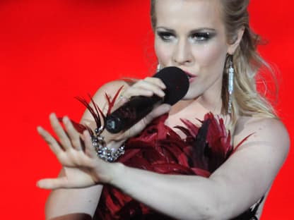 Natasha Bedingfield performt live auf der Bühne