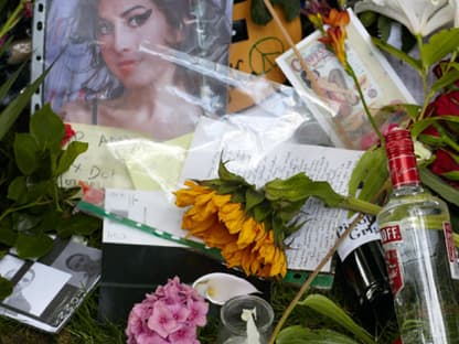 Fans trauern um einen Superstar: Vor Amys Wohnhaus in London wurden Blumen, Briefe und andere Gedenkstücke niedergelegt. Winehouses 2006 veröffentlichtes Album "Back to Black" sprang erneut an die Spitze der Charts!